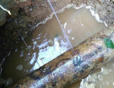 桓仁楼顶渗水维修公司分享下地暖漏水的原因及检测方法。